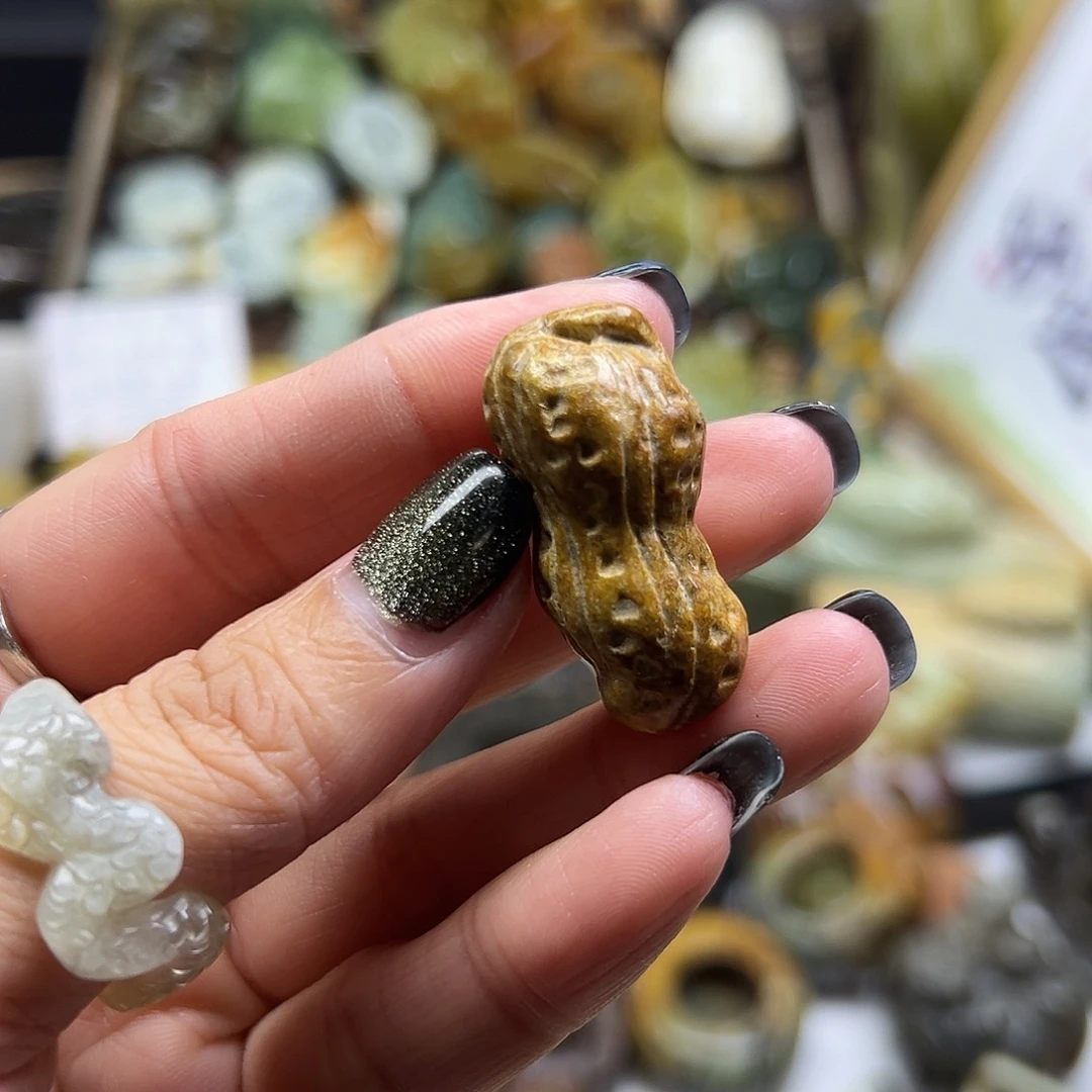 颈饰未镶嵌岫岩河磨玉（透闪石质玉）河磨玉花生好事要发生