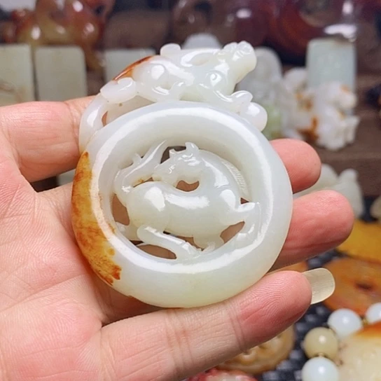 和田玉未镶嵌挂件匿**探