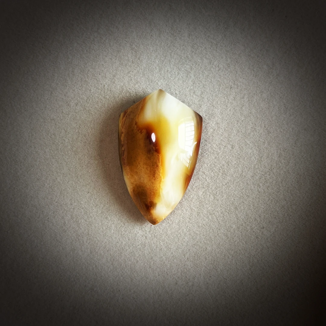 蜜蜡沁色瓷白盾牌吊坠