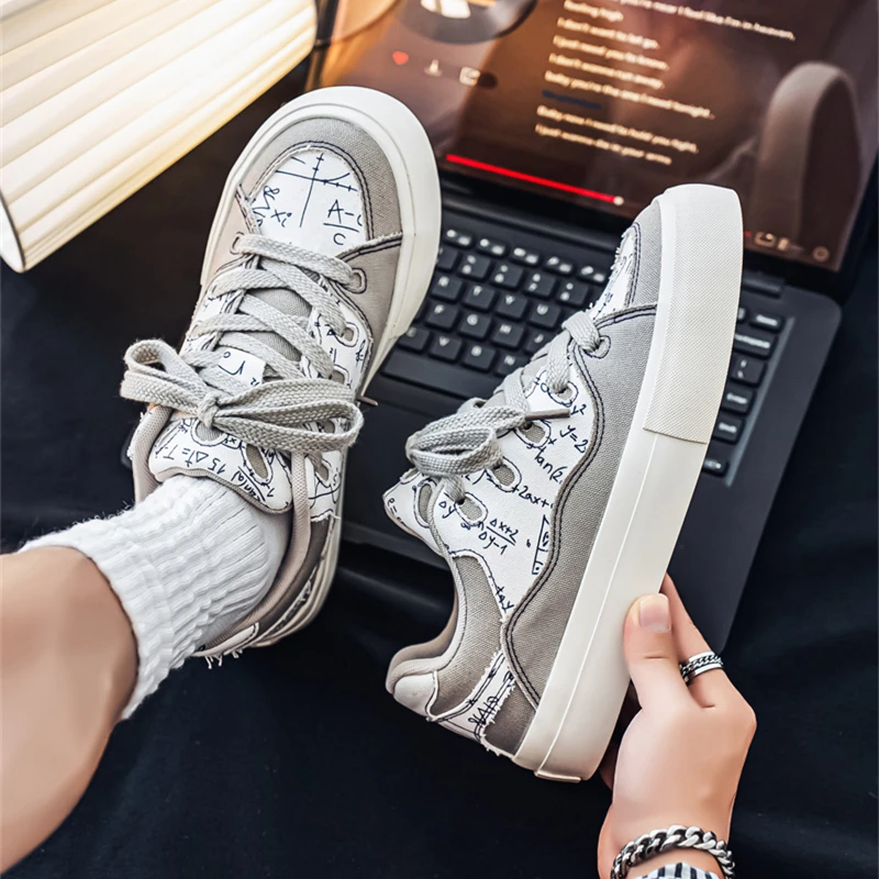 男鞋子潮鞋2025新款低帮帆布鞋男生韩版百搭港风运动夏字母滑板鞋