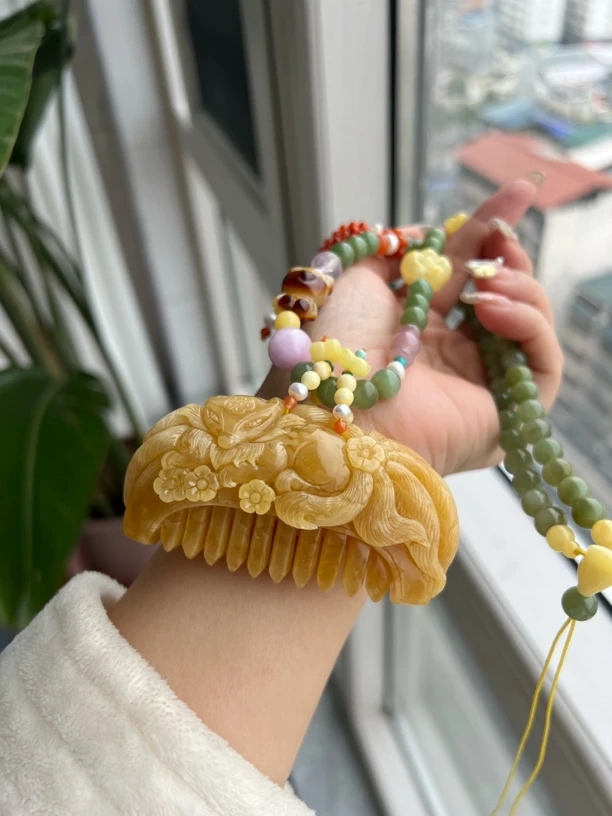 青丘九尾狐精品收藏级 天然蜜蜡和梳子一套