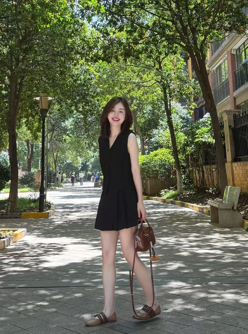 2025夏季新款老钱风时尚黑色V领无袖马甲背心女气质百搭半裙套装