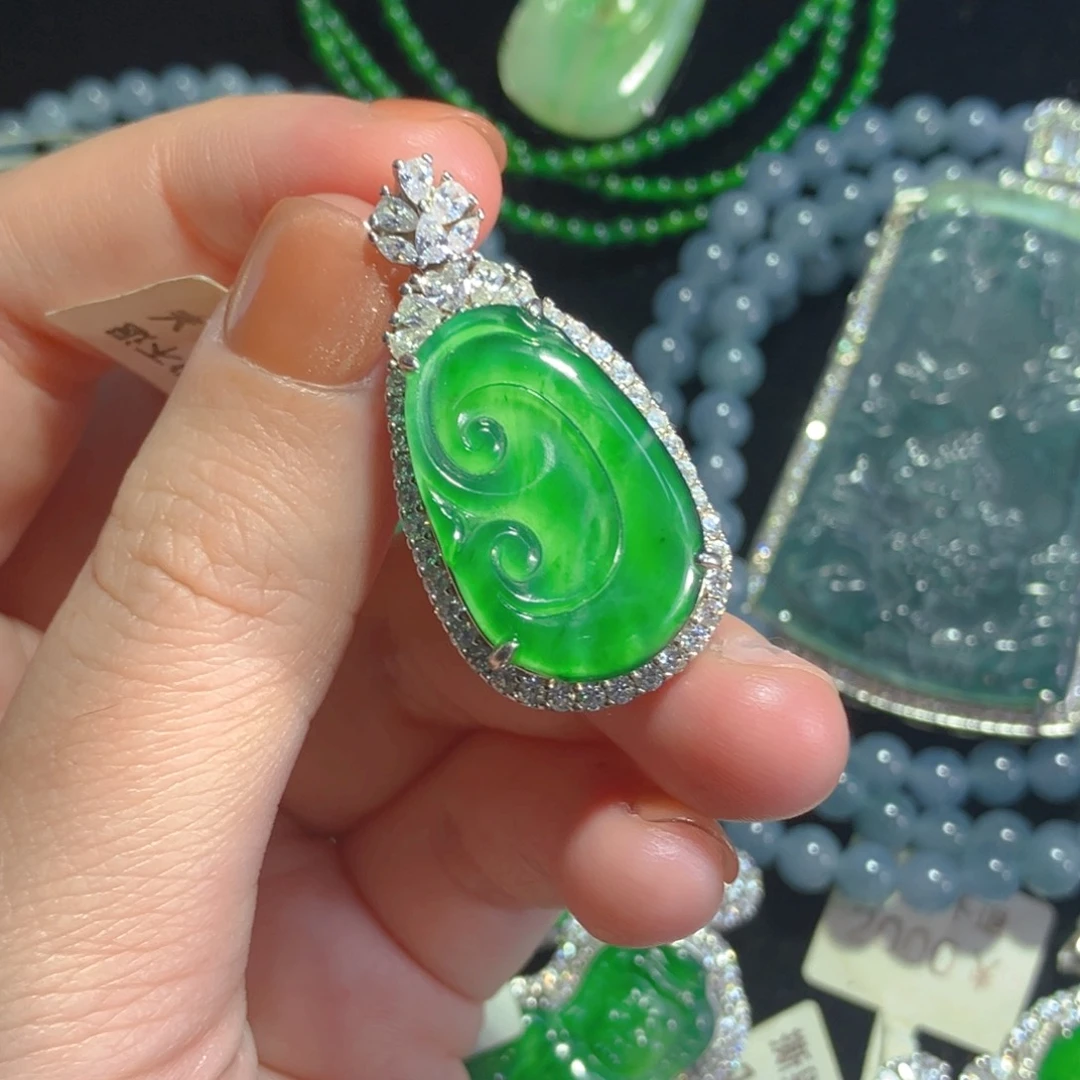 颈饰银S925镶嵌翡翠如意