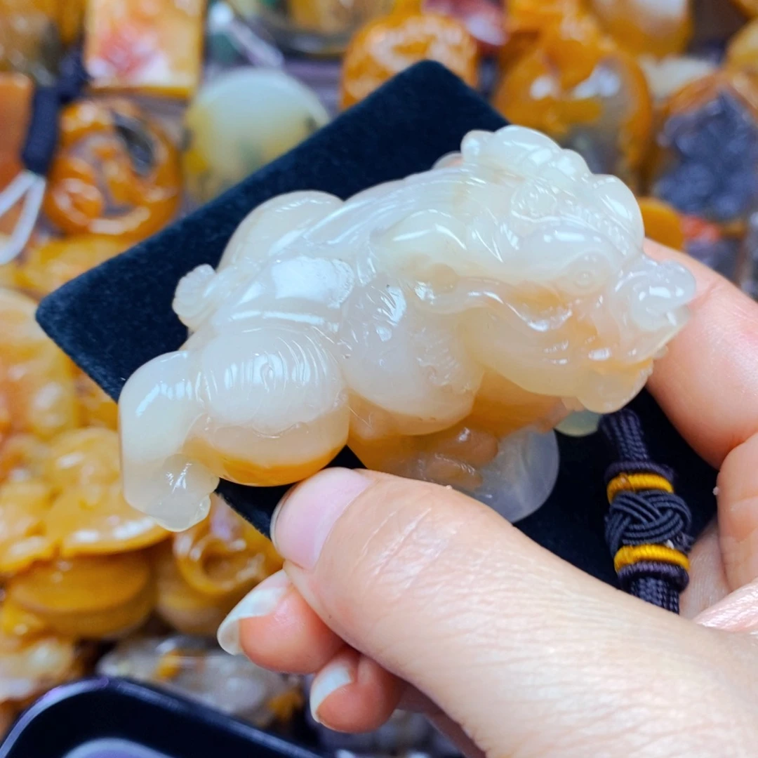 未镶嵌石英质玉（黄龙玉）颈饰