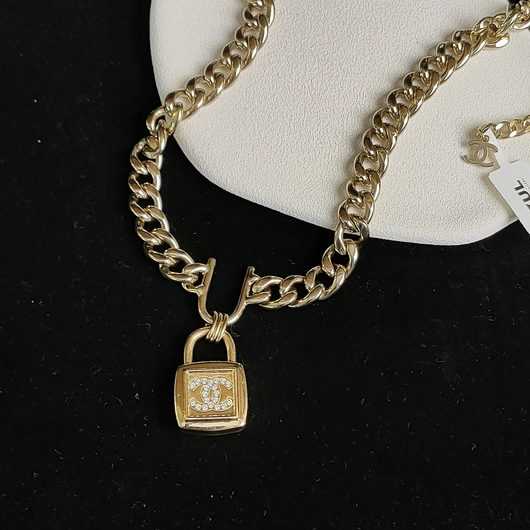 95新 Chanel/香奈儿 Azul-23P浅金色亮钻双C锁头吊坠项链48956