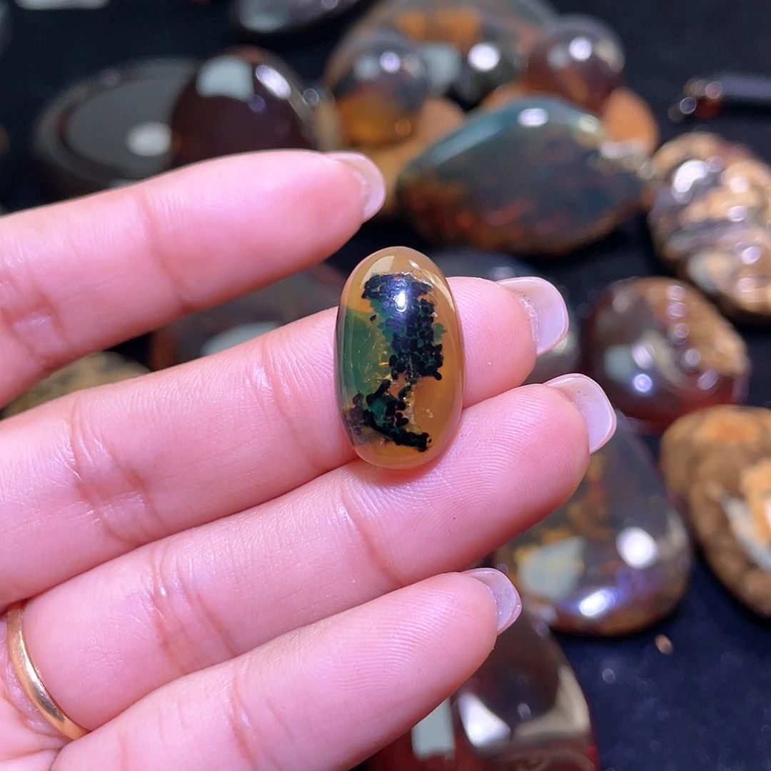 琥珀裸石未镶嵌？