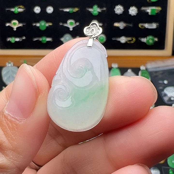 翡翠18K金镶嵌颈饰如意