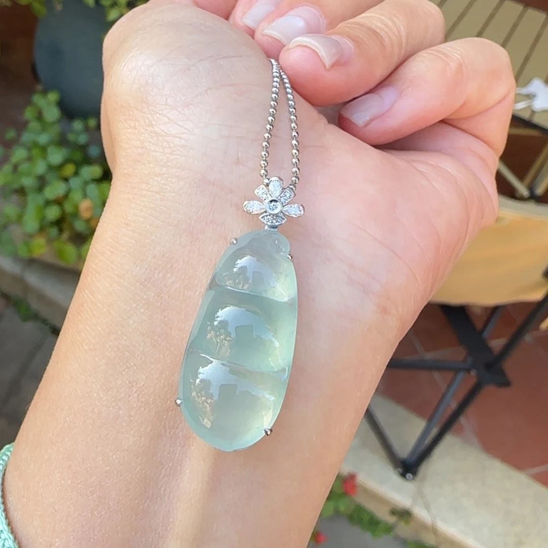 翡翠18K金镶嵌颈饰福豆