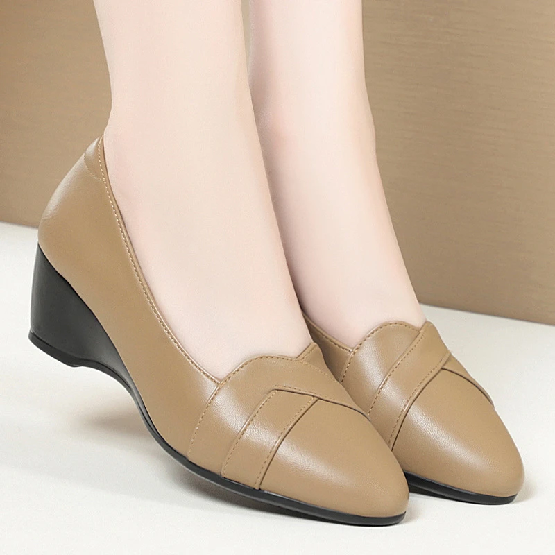 A7女鞋春秋坡跟单鞋女杏色新款软皮软底妈妈鞋子中老年女士皮鞋