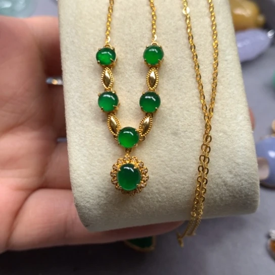 颈饰18K金镶嵌翡翠