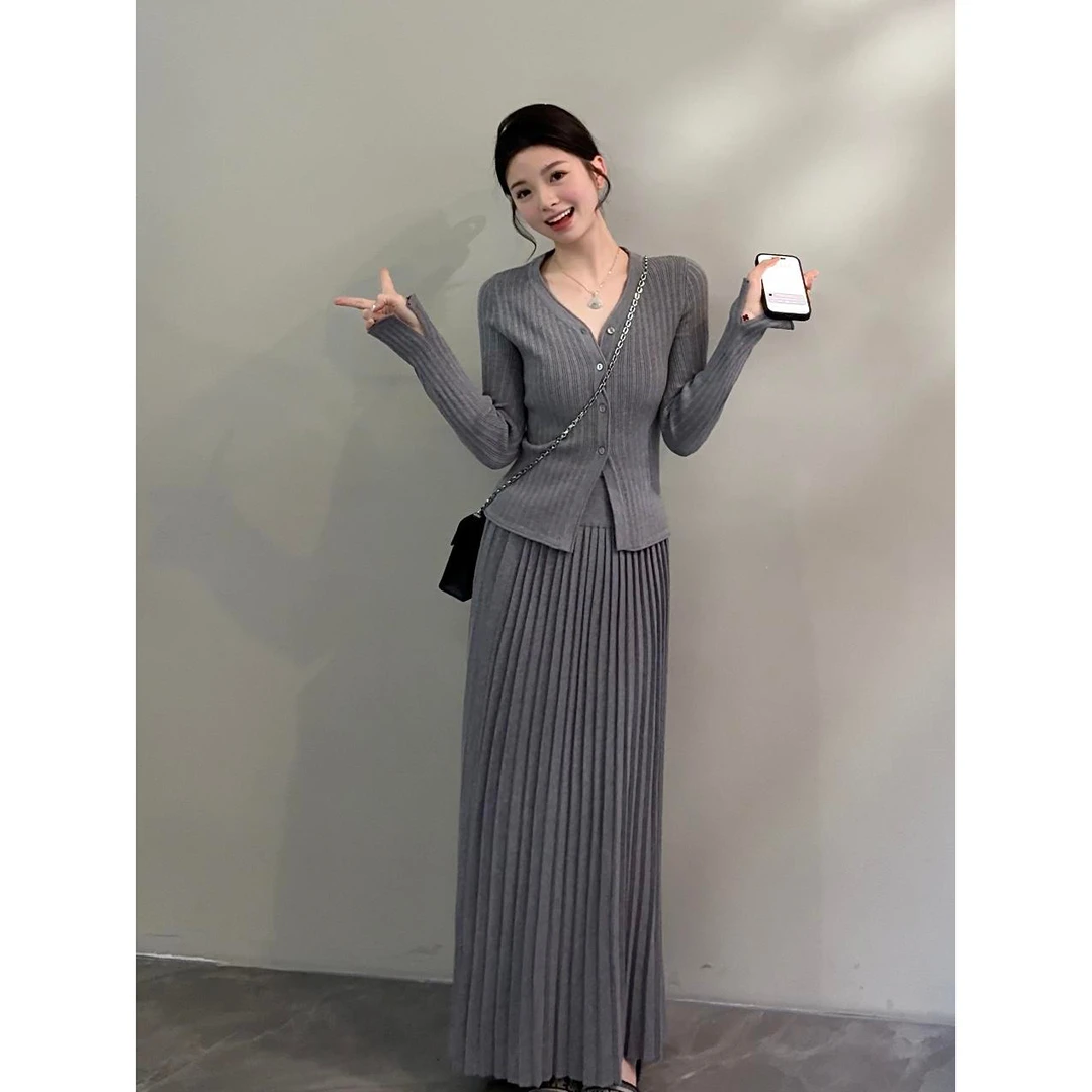 颂颂早秋新款时尚V领针织开衫辣妹百褶裙两件套DT1551