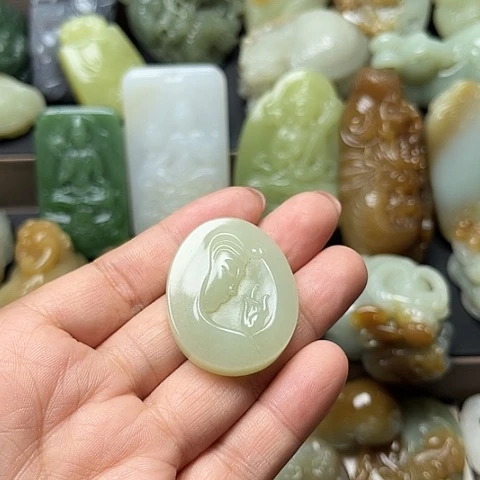颈饰未镶嵌和田玉龍**人