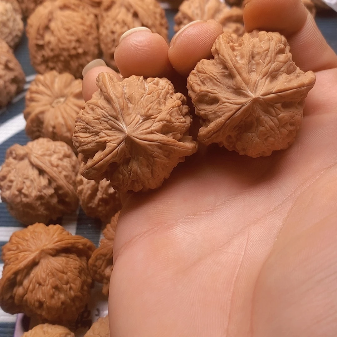 张***文吊坠文玩核桃凹底三棱一般对