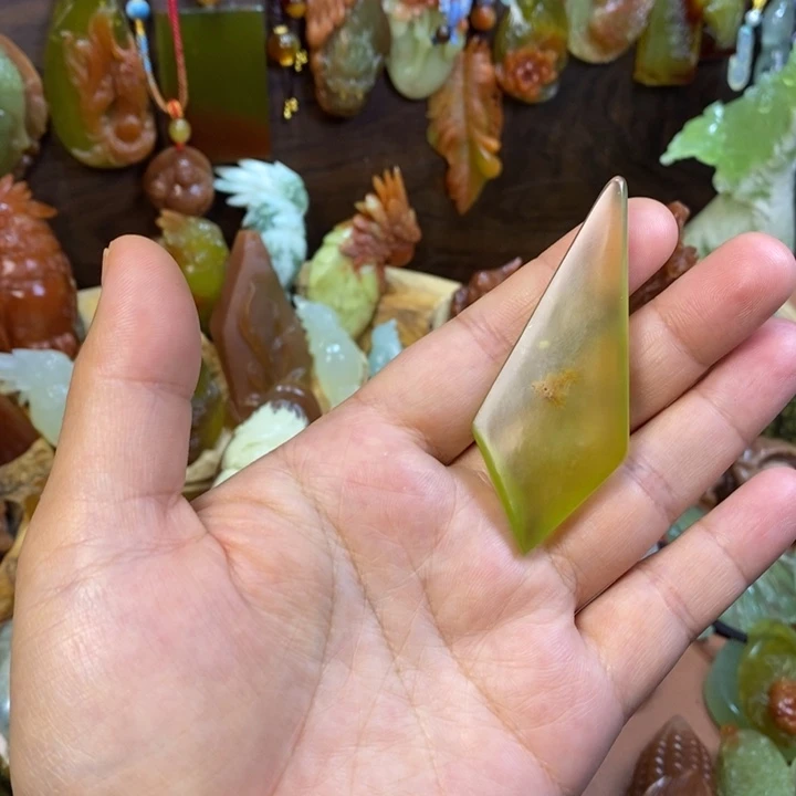 蛇纹石玉未镶嵌颈饰