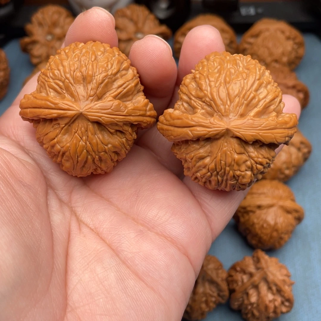 文玩核桃把件满肉红皮白狮子43