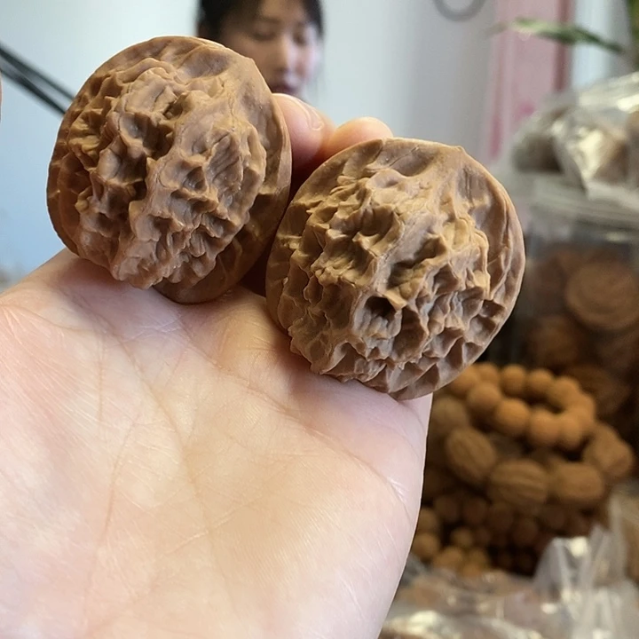 文玩核桃把件42龙鳞红皮