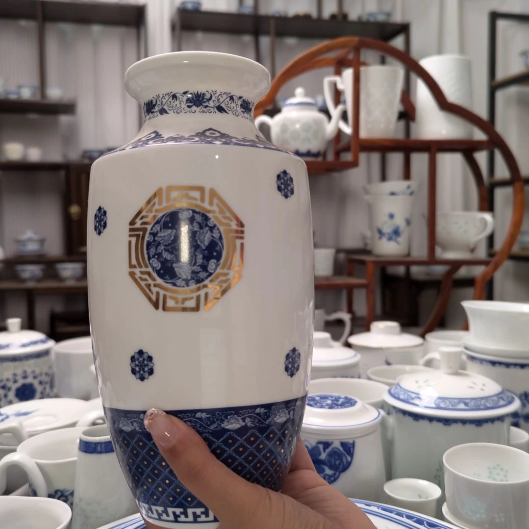 瓷青花缠枝花瓶一个景德镇