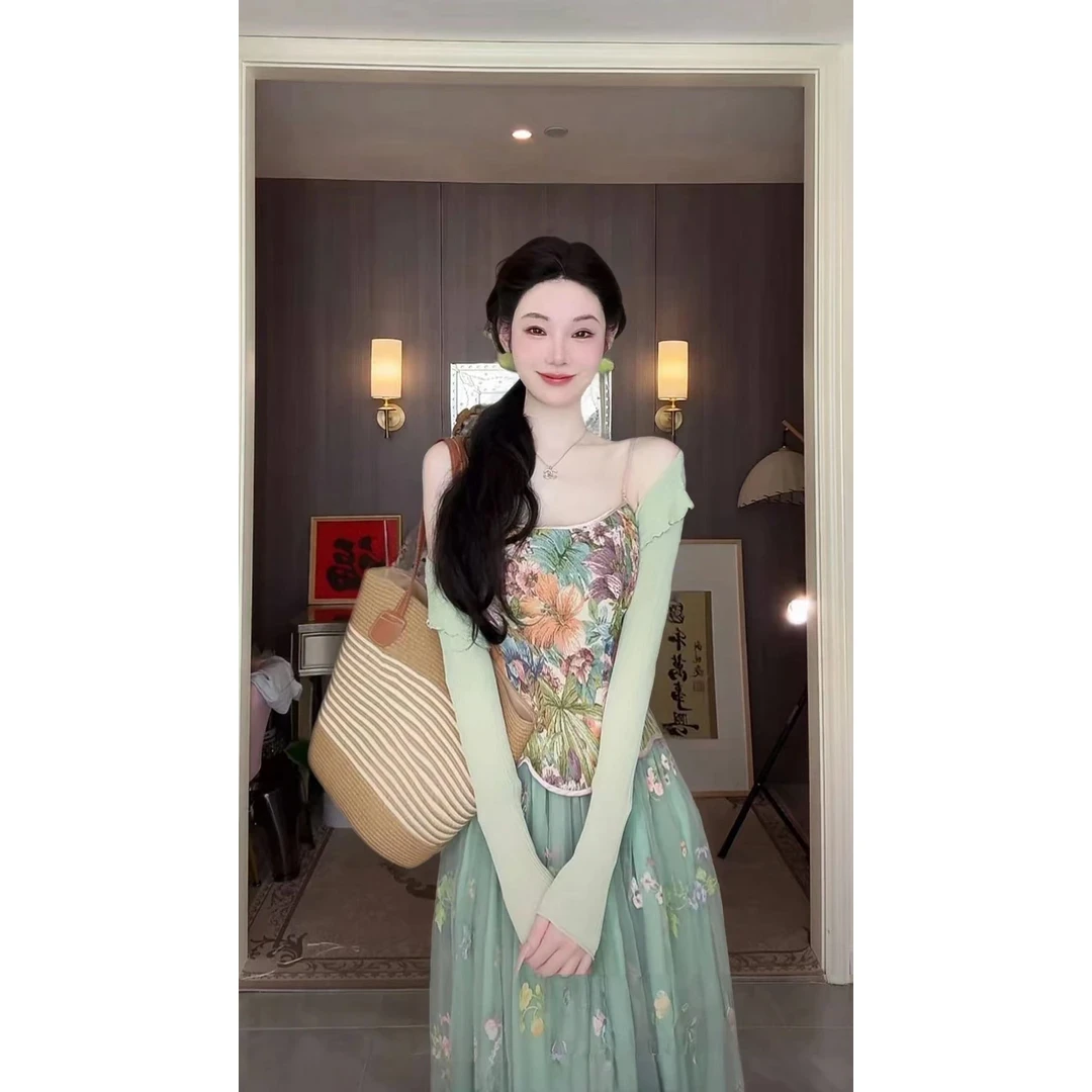 【绿野仙踪】提花吊带上衣+蝴蝶花朵仙气网纱半身裙五一出游穿搭