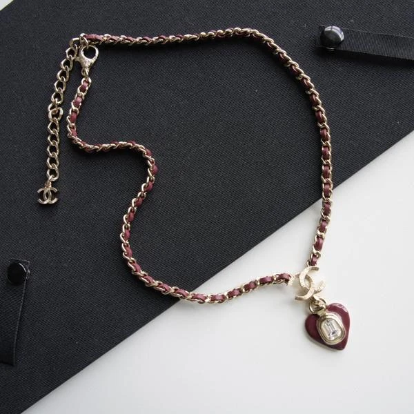 Chanel 珐琅爱心吊坠皮穿项链