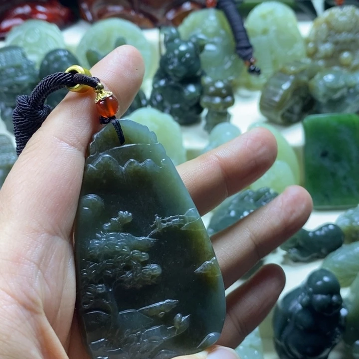 颈饰未镶嵌和田玉歲**聲