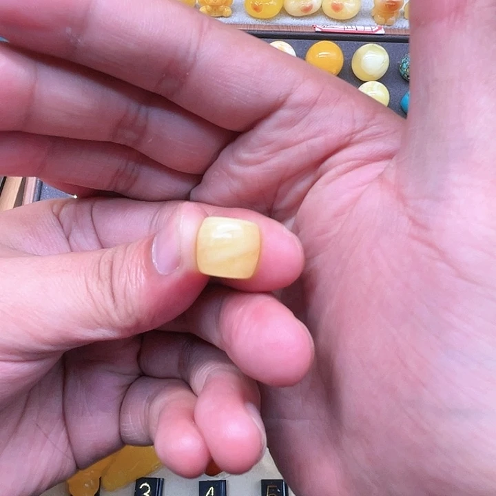 琥珀未镶嵌裸石俄黄老型