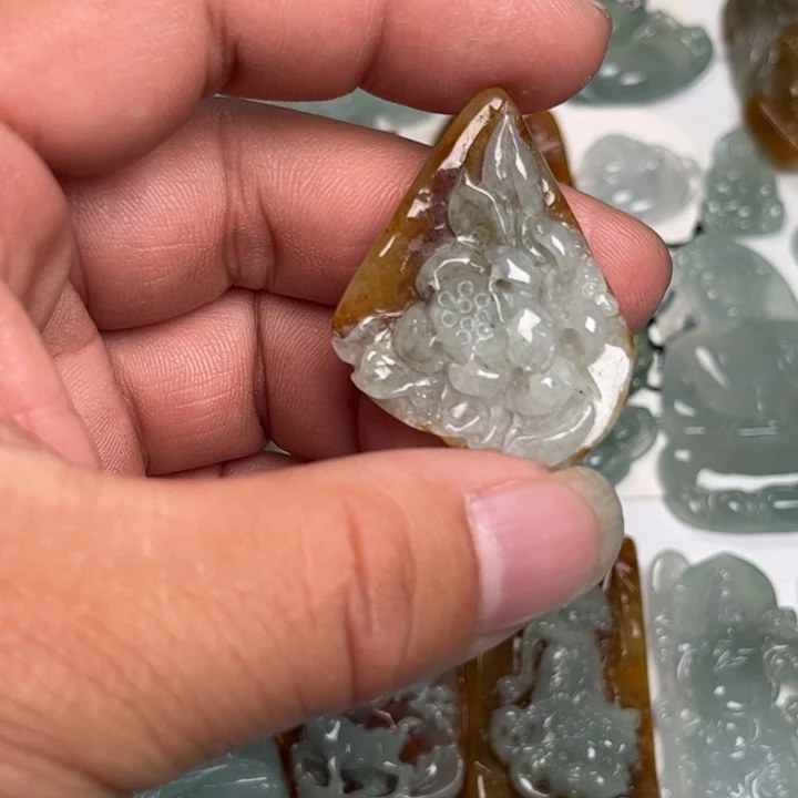 翡翠未镶嵌颈饰荷花