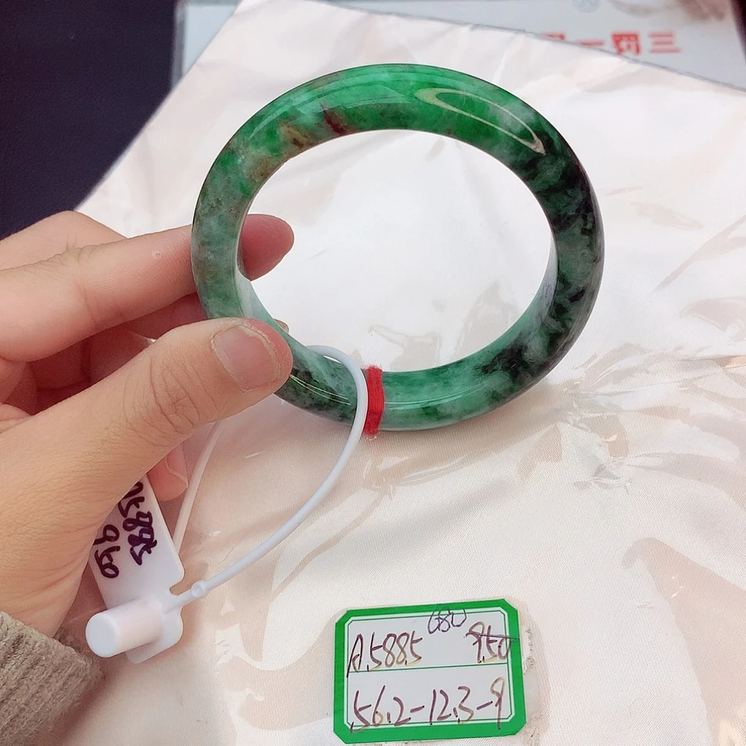 翡翠手镯未镶嵌翡翠