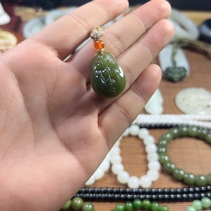 和田玉未镶嵌吊坠(赠链)