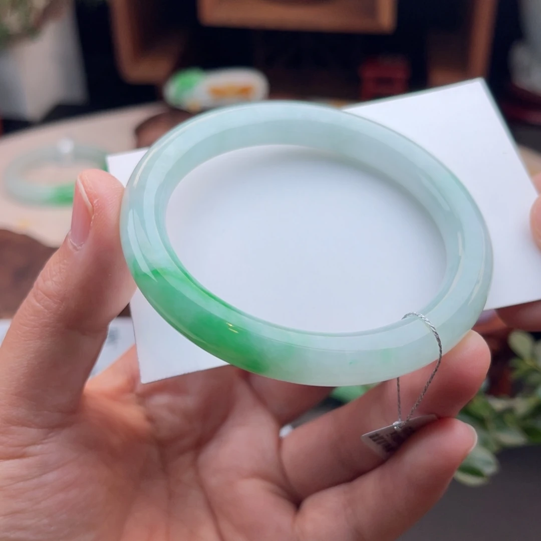 未镶嵌手镯（圆镯）翡翠辣绿