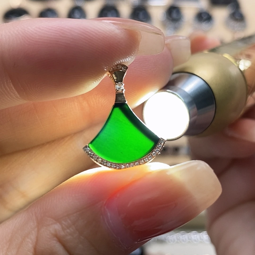 翡翠颈饰18K金镶嵌墨翠