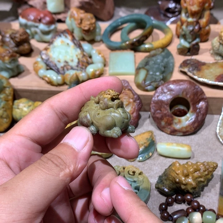 未镶嵌岫岩河磨玉（透闪石质玉）挂件