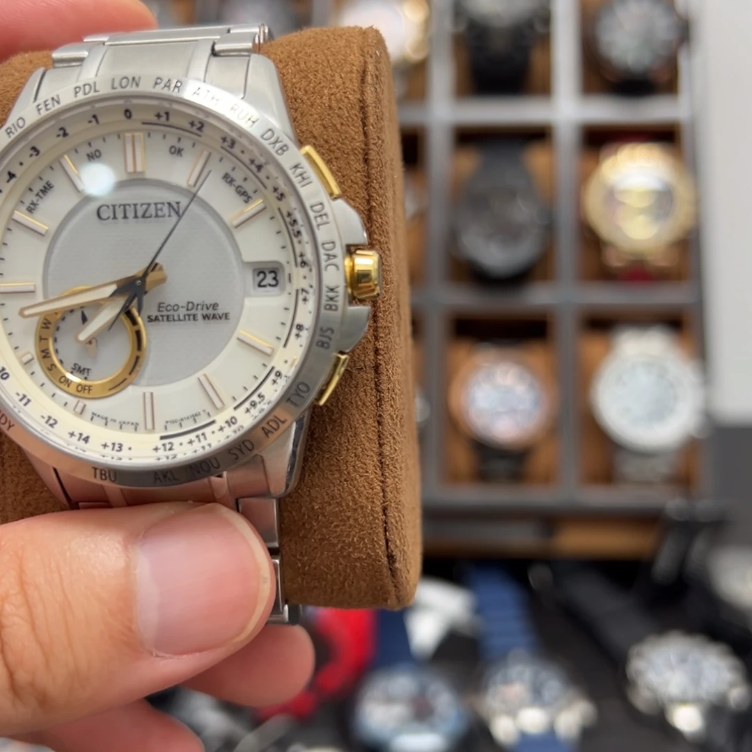 紫***n胶带小女孩也可以在自己身上