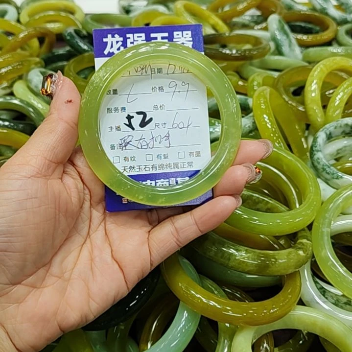 V***n岫玉未镶嵌手镯岫玉微瑕有扣手
