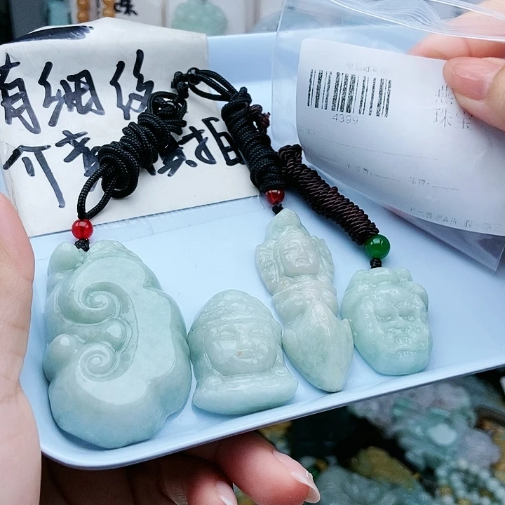 颈饰足铂镶嵌翡翠翡翠