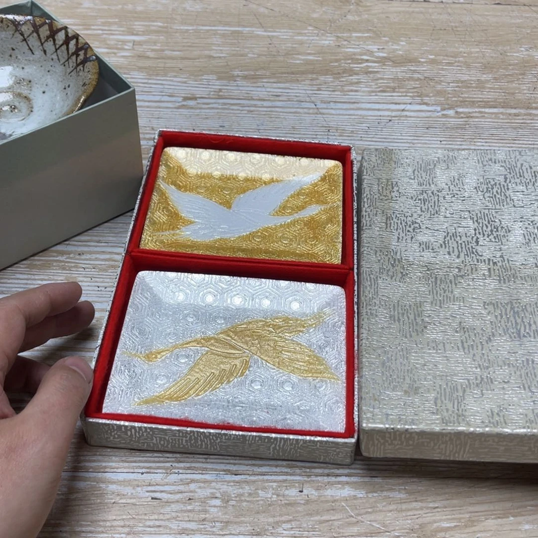 瓷片自*白密密麻麻地排列着一个