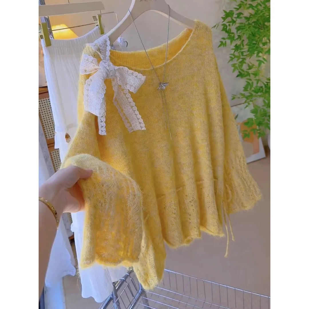 蝴蝶结黄色蕾丝拼接针织衫女秋冬新款大码宽松洋气减龄一字肩毛衣