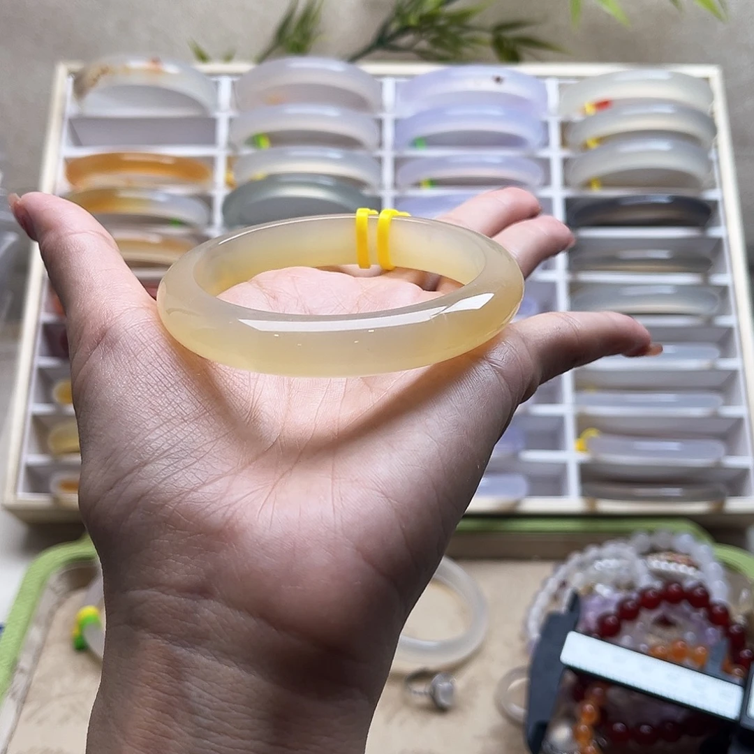 路***饨手镯玛瑙/玉髓未镶嵌