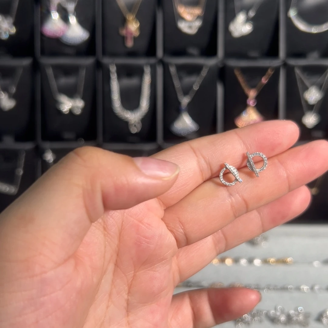 铂Pt950镶嵌耳饰钻石小q耳钉