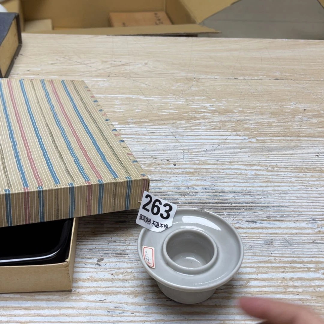 瓷片幸**草密密麻麻地排列着一个