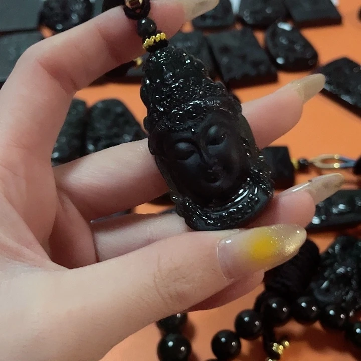 翡翠颈饰未镶嵌落**萧