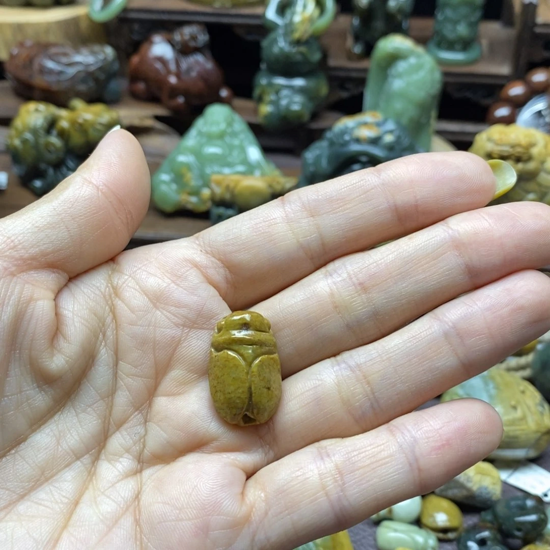 未镶嵌岫岩河磨玉（透闪石质玉）把件