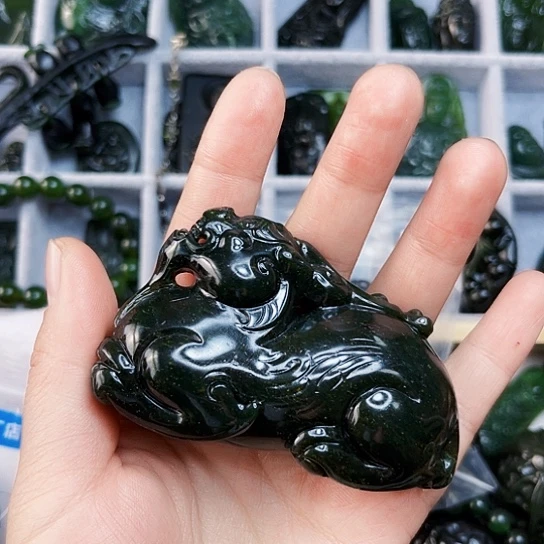 蛇纹石玉颈饰合金孟****）