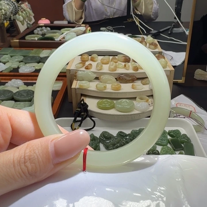 和田玉未镶嵌手镯