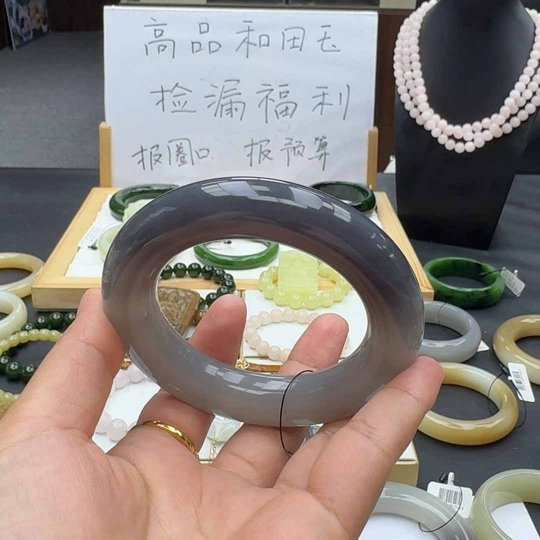 未镶嵌手镯和田玉西****?