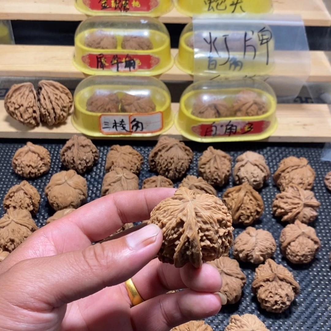 郑***亿文玩核桃吊坠核桃异形