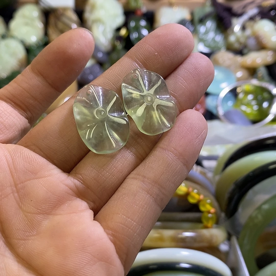 未镶嵌岫玉耳环一对