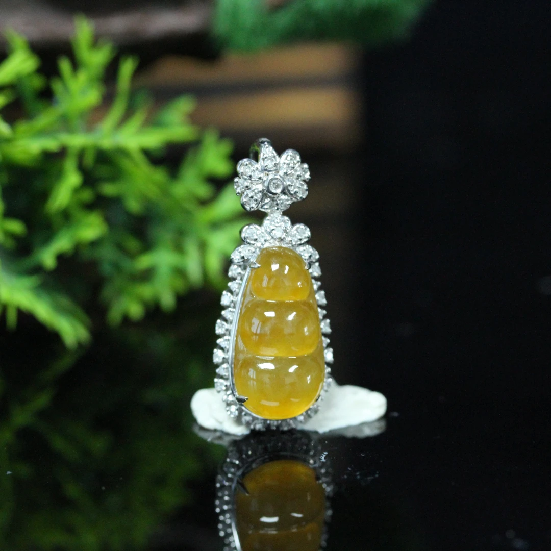 天然缅甸翡翠A货18K白金镶黄翡连中三元福豆吊坠/01035214/拍卖