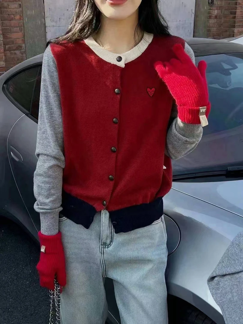 不一样的新年红～复古爱心绣软糯港风休闲拼色圆领开衫9597