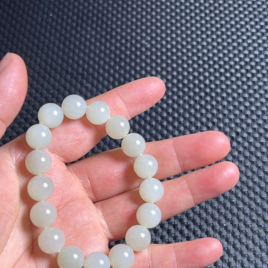 辛***巴和田玉未镶嵌颈饰