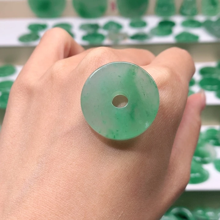 颈饰未镶嵌石英质玉